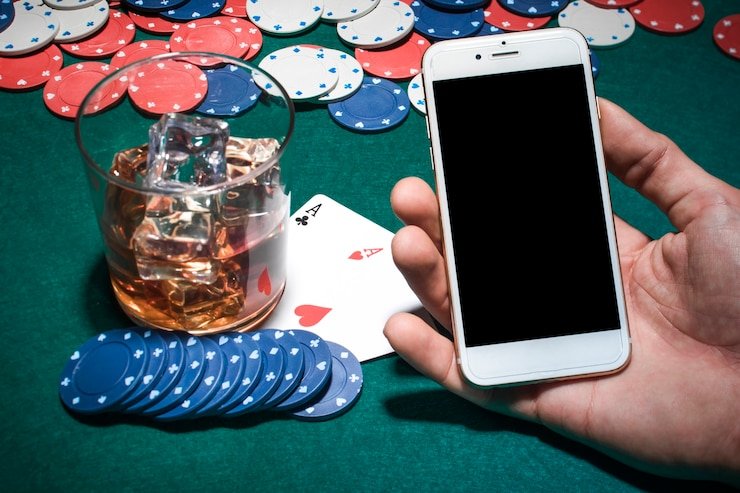 Tangan pengguna mengamankan data pribadi dengan layar kunci dan kode keamanan