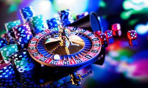 Meja dealer live casino profesional dengan tampilan modern dan atmosfer mewah
